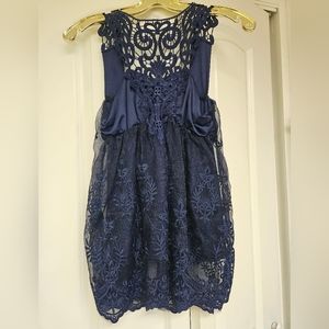 XS NAVY LACE SEXY TANK BLOUSE, SMOCKING AND LINED. ADORABLE. MEASUREMENTS.